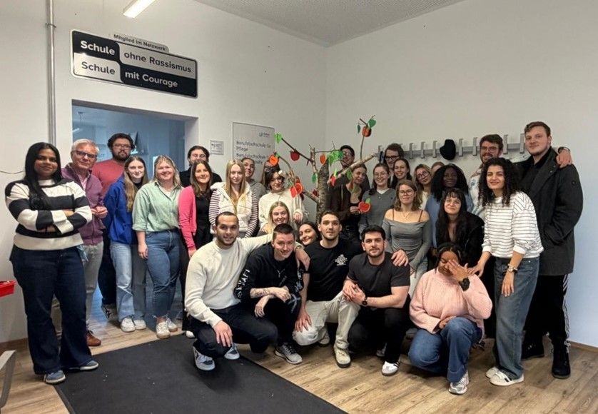 Schule ohne Rassismus  Schule mit Courage: Zwei Klassen des 3. Ausbildungsjahres mit den Lehrkräften Torsten Eltzsch (2.v.l.) und Dr. Christopher Dietrich (Bildmitte, hintere Reihe), die am Projekt der RoMed Pflegeschule teilnahmen.