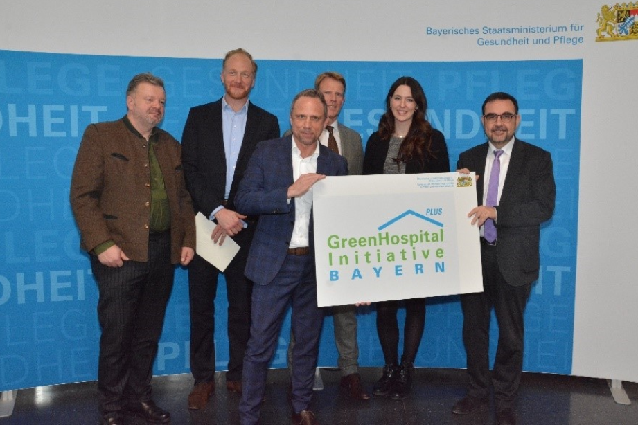 Bild: Bayerisches Staatsministerium für Gesundheit und Pflege | v.l.n.r. August Schechner, Technischer Leiter am RoMed Klinikum Rosenheim, Dr. Max von Holleben, Kaufmännischer Leiter des RoMed Klinikum Rosenheim, Thorsten Glauber, Bayerischer Umweltminister, Dr. Jens Deerberg-Wittram, Geschäftsführer der RoMed Kliniken, Camilla Berneder, Klinikentwicklung am RoMed Klinikum Rosenheim, Klaus Holetschek, Bayerischer Gesundheitsminister. Bild: Bayerisches Staatsministerium für Gesundheit und Pflege | v.l.n.r. August Schechner, Technischer Leiter am RoMed Klinikum Rosenheim, Dr. Max von Holleben, Kaufmännischer Leiter des RoMed Klinikum Rosenheim, Thorsten Glauber, Bayerischer Umweltminister, Dr. Jens Deerberg-Wittram, Geschäftsführer der RoMed Kliniken, Camilla Berneder, Klinikentwicklung am RoMed Klinikum Rosenheim, Klaus Holetschek, Bayerischer Gesundheitsminister.